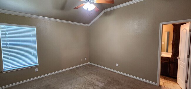 Building Photo - Beautiful 3 bed/2 bath Duplex off of Bunny...