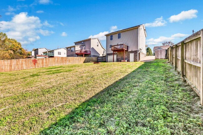 Building Photo - Amazing 3 bedroom 2 bathroom close to Fort...