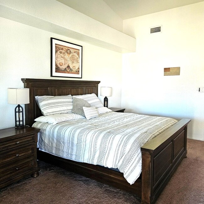 Building Photo - Golf Course Rental Property!