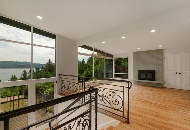 Building Photo - Elegant 4 bed home with Lake Sammamish Vie...