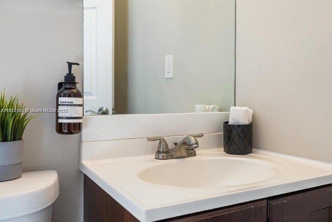 Building Photo - 505 SE 20th St