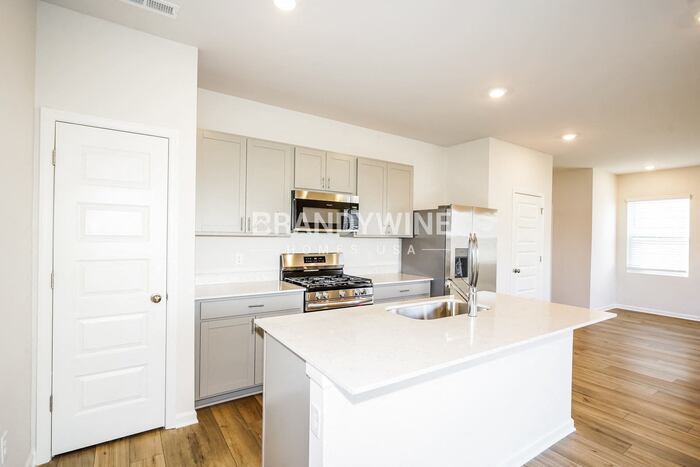 Building Photo - 554 Torrey Pines Ln