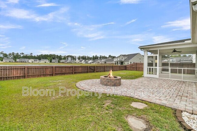 Building Photo - 450 Carrara Dr