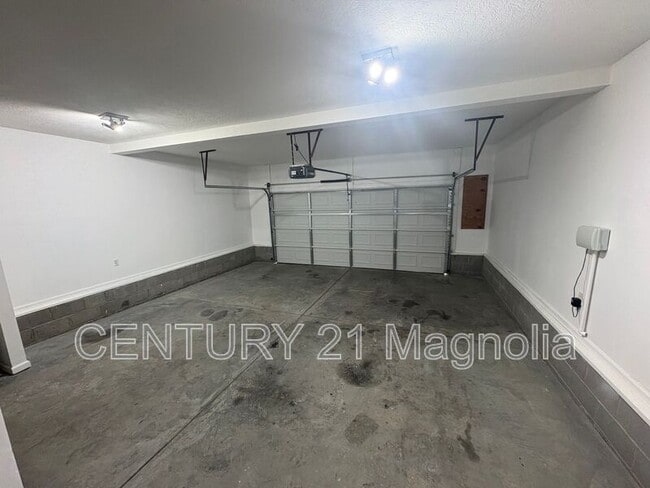 Building Photo - 2026 Lake Forest Dr