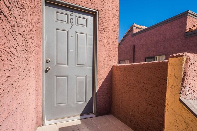 Building Photo - Beautiful 2 bed, 2 bath condo ready to mov...