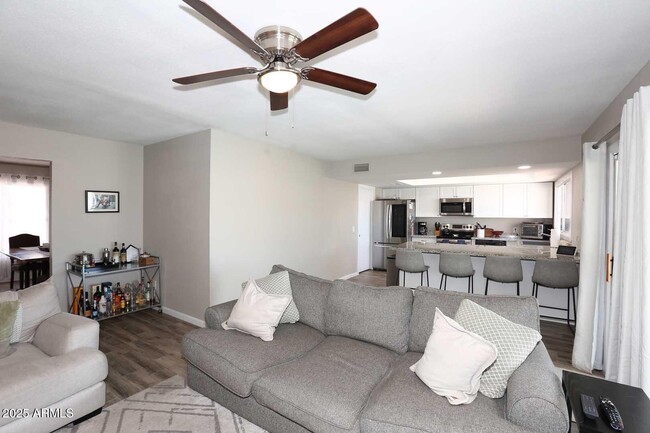 Building Photo - 2634 S Cottonwood Dr