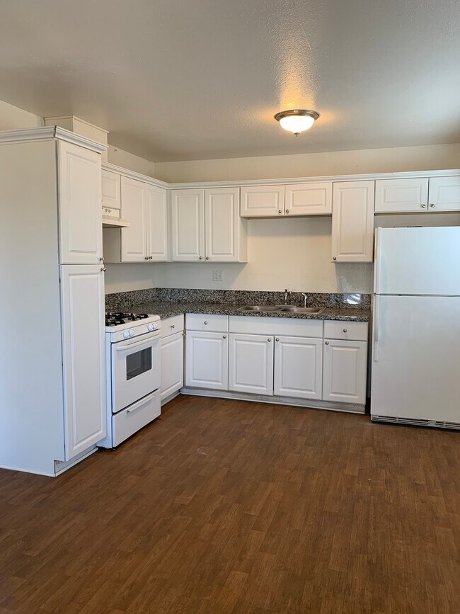 Building Photo - 4077 Oakcrest Dr