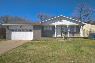 Building Photo - 10219 E 7th St