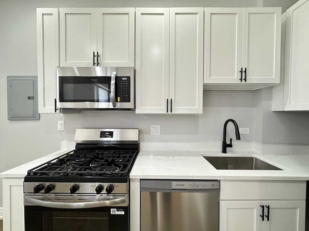 Building Photo - 3840 N Wilton Ave