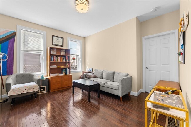 Building Photo - 6 W Cottage St