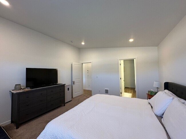 Building Photo - MOVE IN SPECIAL - Beautiful Newer 3 Bedroom / 2 Bath Home in NE Madras