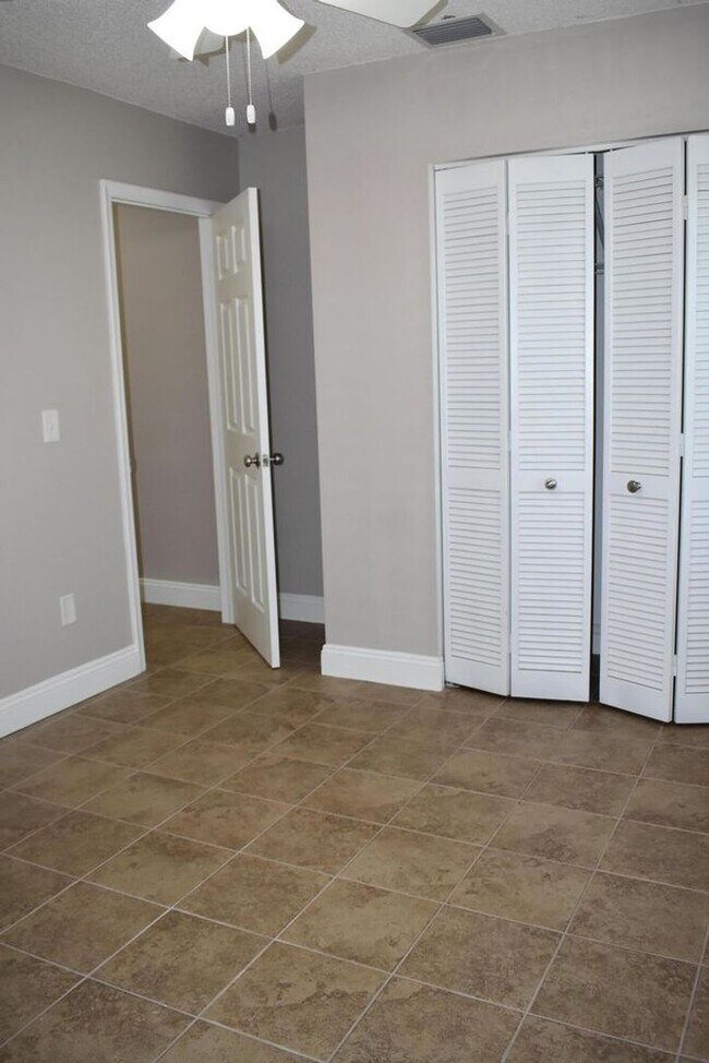 Building Photo - 826 Palama Way