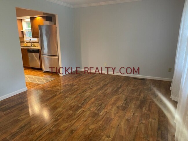 Building Photo - 3 Bedroom Ranch - Huge Garage - Fenced Yard