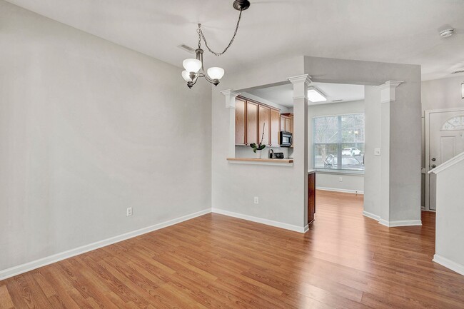 Building Photo - Cute and cozy townhome in Camden Park