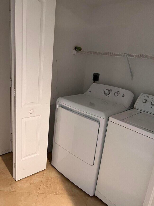 Building Photo - 1000 Scotia Dr