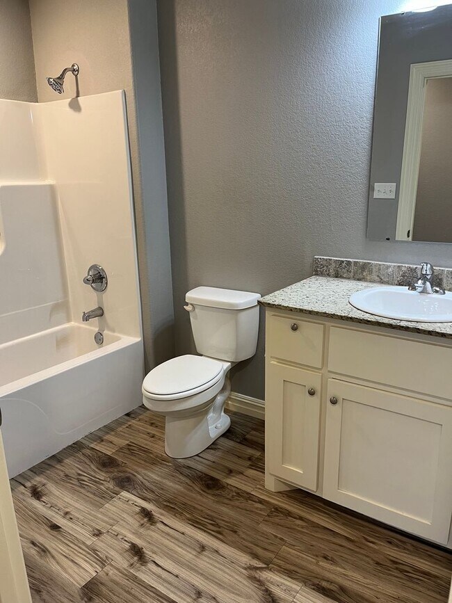 Building Photo - 3 bedroom duplex