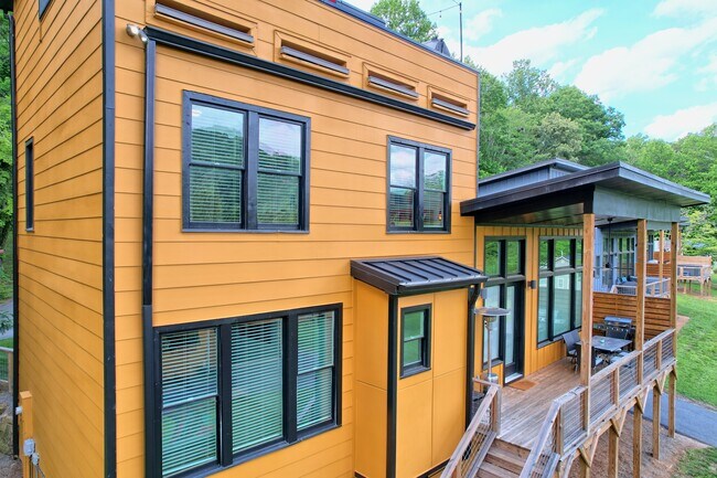 Building Photo - 122 Cannon St