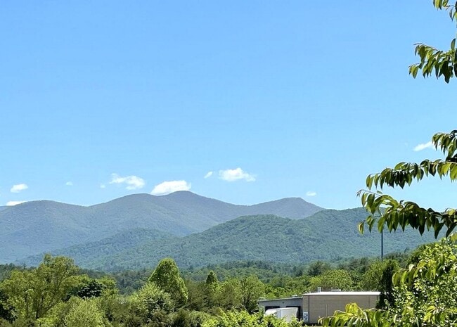 Building Photo - Weaverville