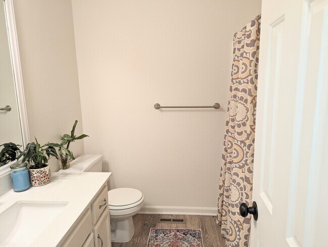 Upstairs full bathroom - 823 Spring Ct