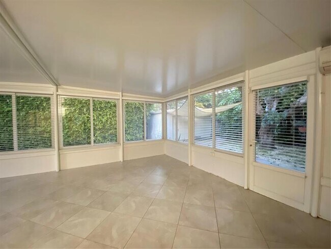 Building Photo - 1049 Van Buren St