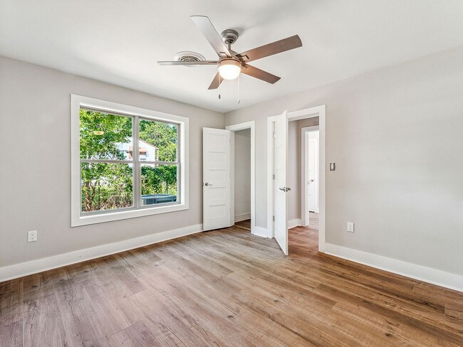 Building Photo - 302 W Collins St