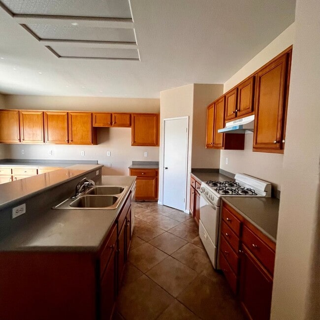 Building Photo - 5 BEDROOM VICTORVILLE HOME