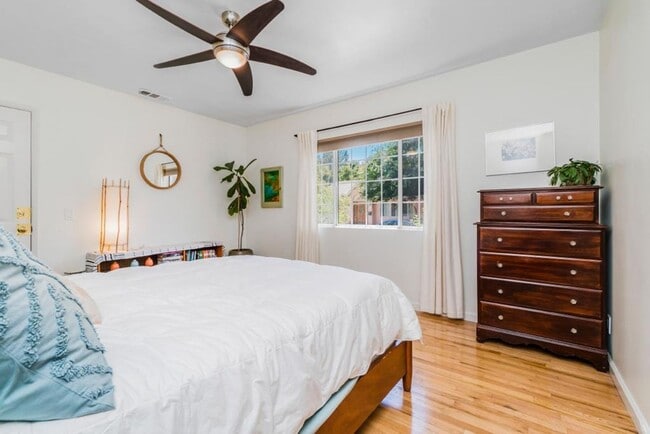 Building Photo - A charming 3-bedroom, 2.5 bath home in Don...