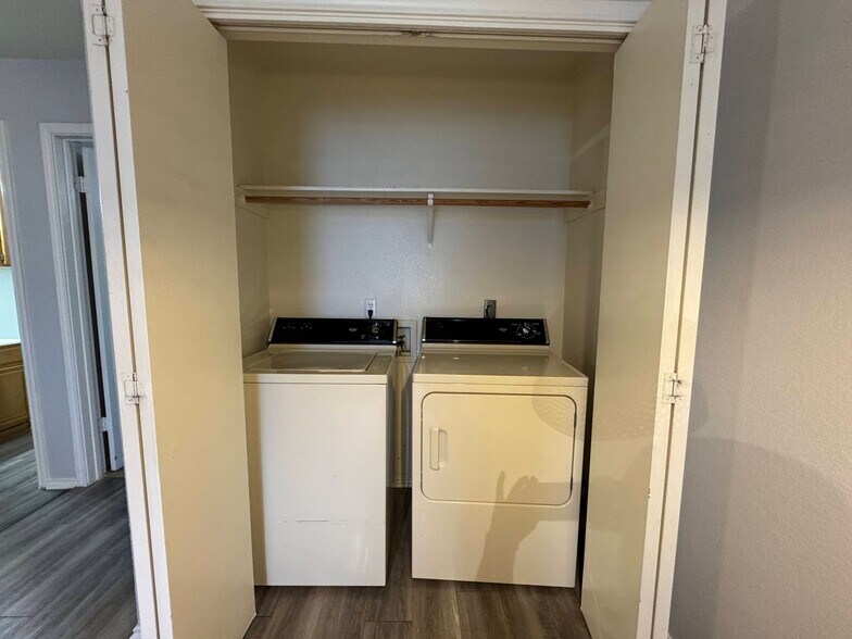 Building Photo - 1605 Benttree Dr