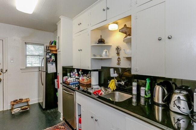 Building Photo - 1740 Banks St