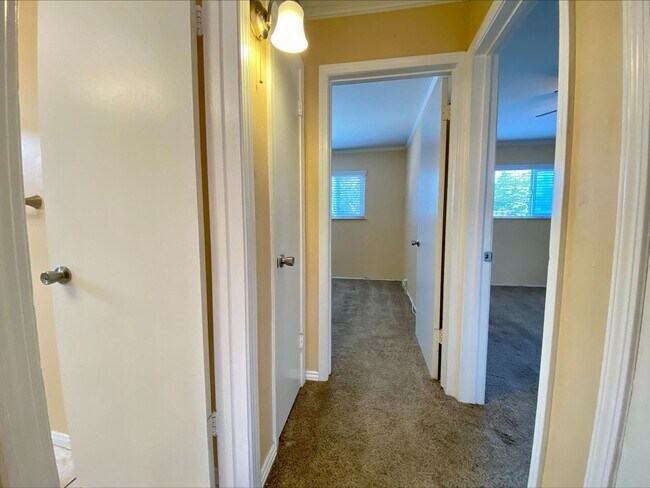 Building Photo - Great North Park Location! Private Fenced ...