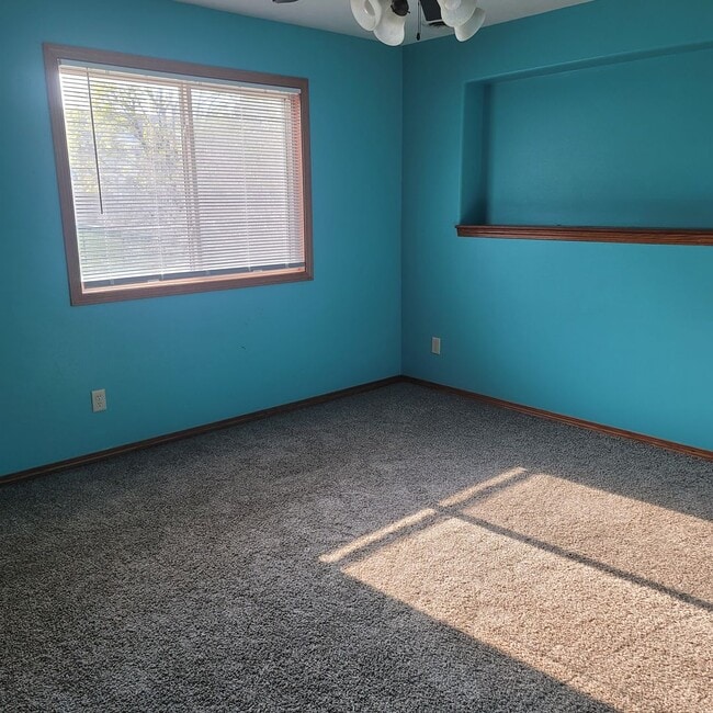 Building Photo - 3 bedroom, 2 bath, single family home.