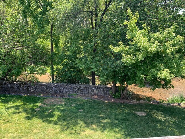 Building Photo - BEAUTIFUL 3 BED/2.5 BATH TOWNHOUSE!!