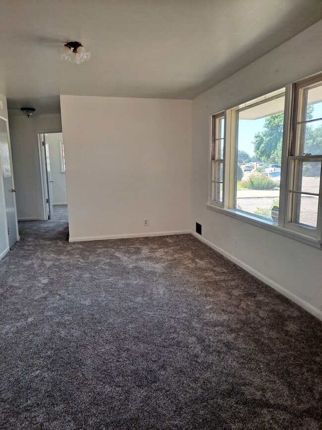 Building Photo - ALL PROSPECTIVE TENANTS MUST SUBMIT A $58 ...