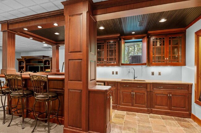 Building Photo - Luxurious 5-Bed Sanctuary with Scenic View...