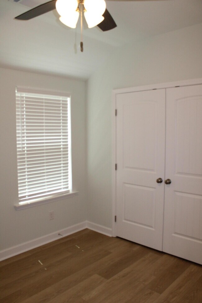Building Photo - 921 Holbrook Dr