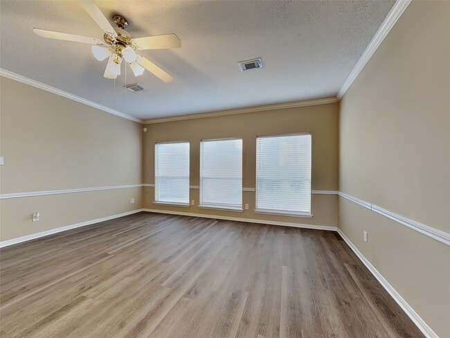 Building Photo - 11911 Lakewood Hills Dr