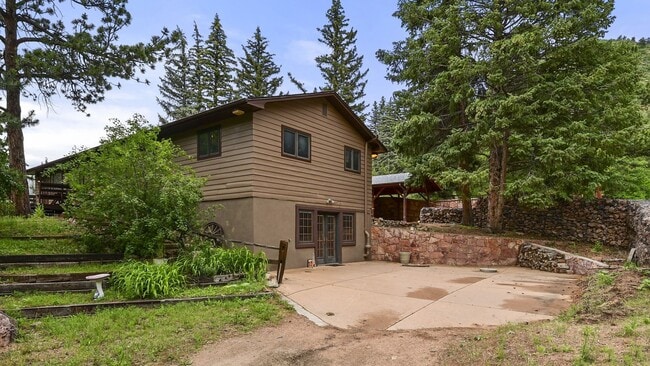 Building Photo - Mountain Life & Views- 4 bed 2 bath