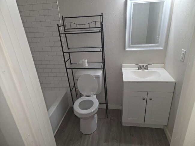 Building Photo - 413.5 E Washington Ave