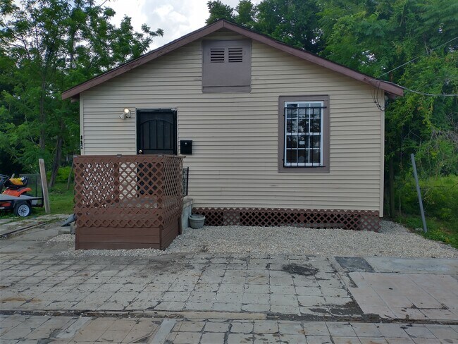 Primary Photo - 8824 Belfast St