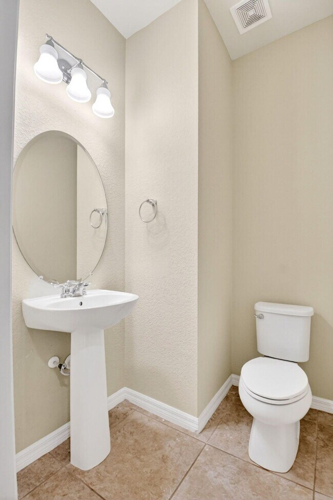 Building Photo - 2833 Troubadour St