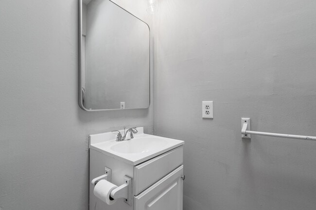 Building Photo - 136 Locust St