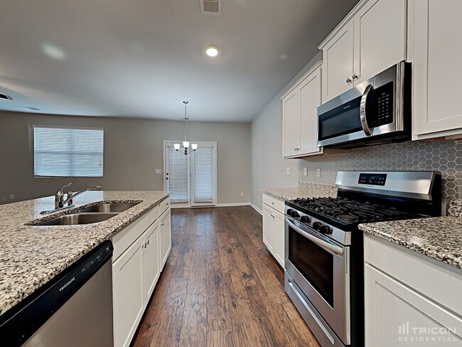 Building Photo - 832 Foxdale Dr