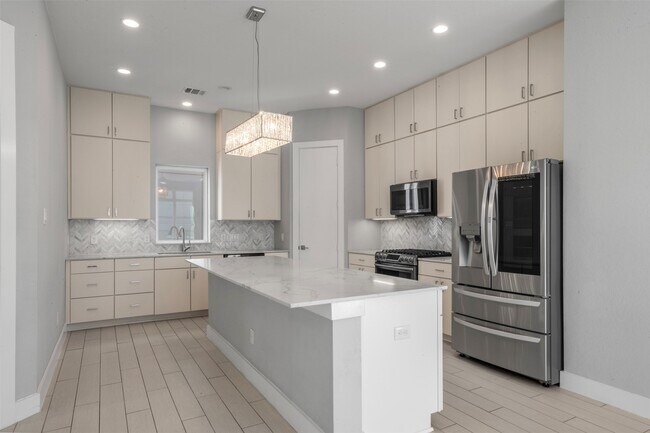 Building Photo - 6106 Clarkson Ln