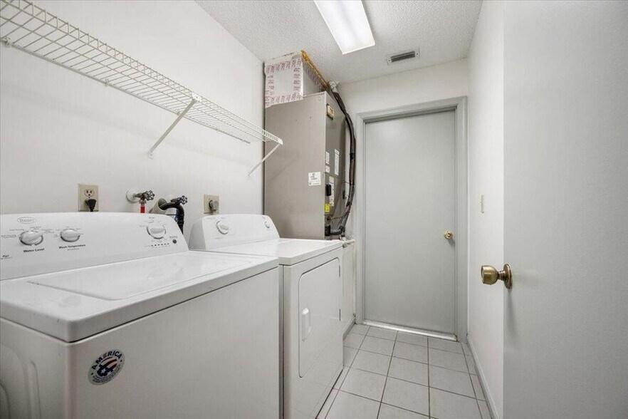 Building Photo - 2216 Amesbury Ct