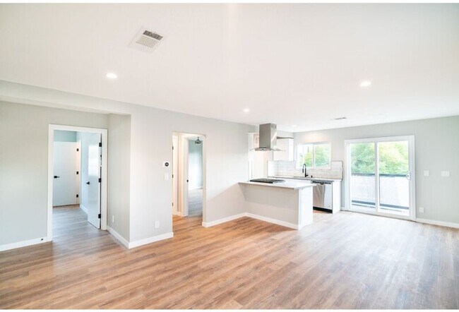 Building Photo - 5847 Willoughby Ave