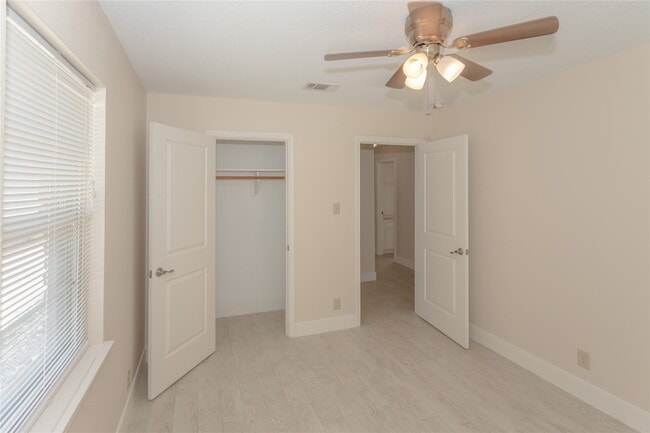 Building Photo - 9714 Cedardale Dr