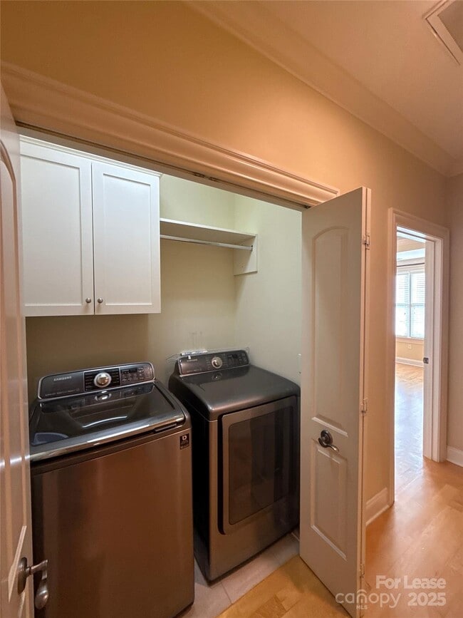 Building Photo - 1109 S Kings Dr