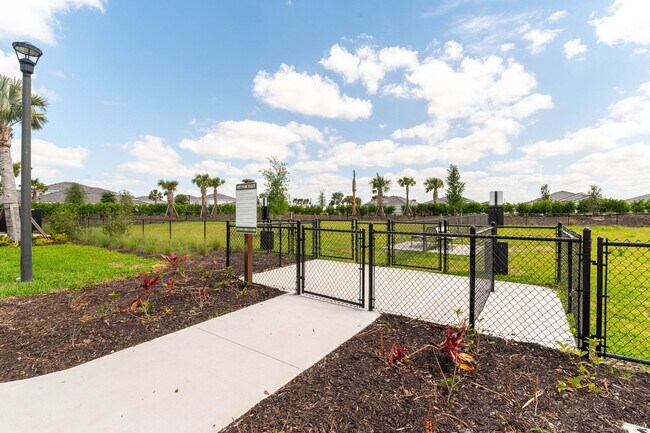 Building Photo - 3 Bedroom Villa - Star Farms