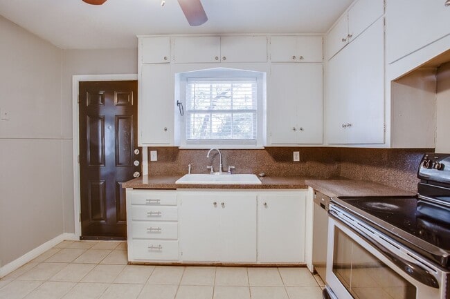 Building Photo - Pre-leasing for June!