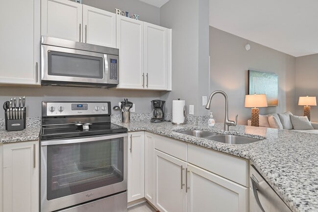 Building Photo - NOW AVAILABLE - Cozy Condo in Fort Myers - 15 Minutes from Beach!